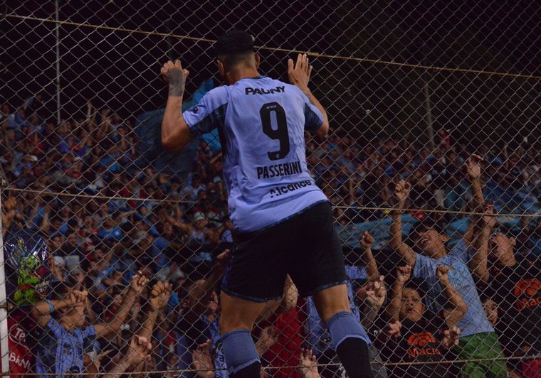 Lucas Passerini se trepa al alambrado para festejar su segundo gol.