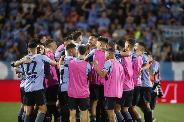 Los jugadores de Belgrano se abrazan a un triunfazo y a la cima.