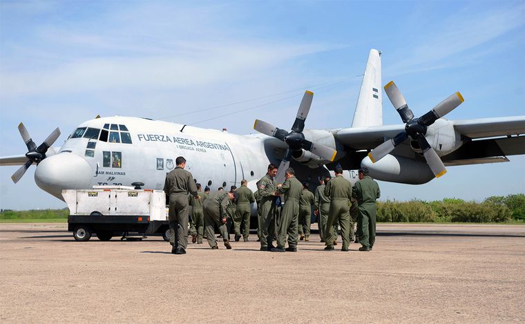 FOTO: El Hercules C-130 de La Fuerza Aérea parte desde El palomar rumbo a Israel. 