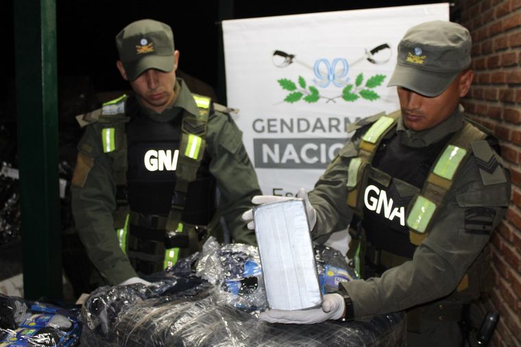 Hallan 35 kilos de cocaína dentro de un anafe, parlantes y entre ropa. (Gendarmería)