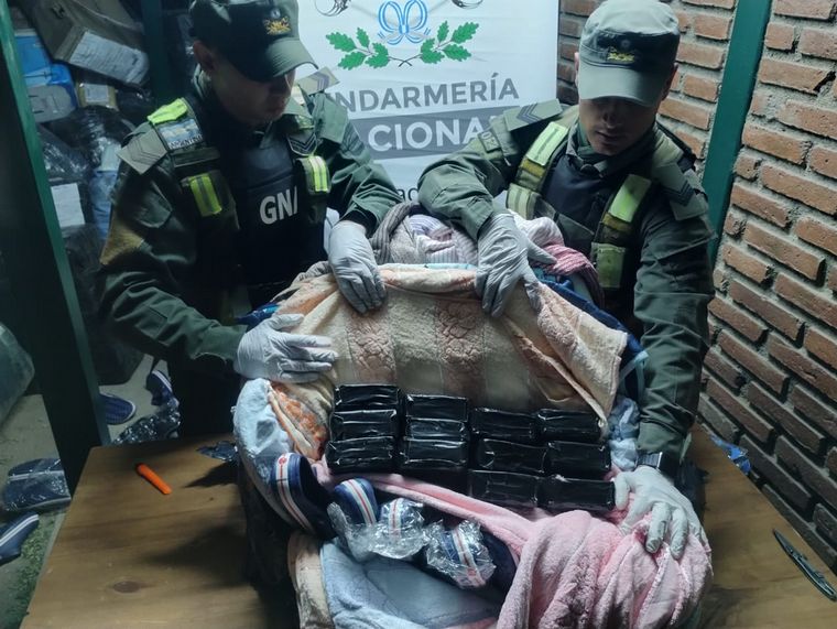 FOTO: Hallan 35 kilos de cocaína dentro de un anafe, parlantes y entre ropa. (Gendarmería)
