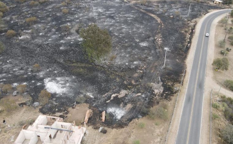 Así quedó Cabalango tras el paso del fuego. (Foto: Daniel Cáceres/Cadena 3)