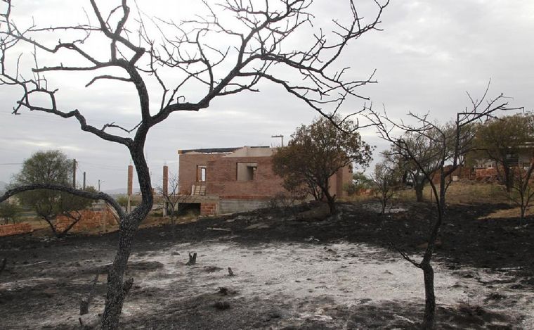FOTO: Así quedó Cabalango tras el paso del fuego. (Foto: Daniel Cáceres/Cadena 3)