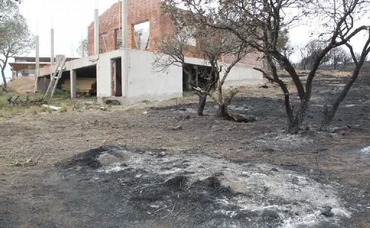 Así quedó Cabalango tras el paso del fuego. (Foto: Daniel Cáceres/Cadena 3)