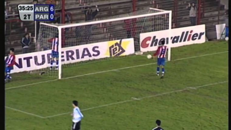 El arco del primer gol de Messi con Argentina