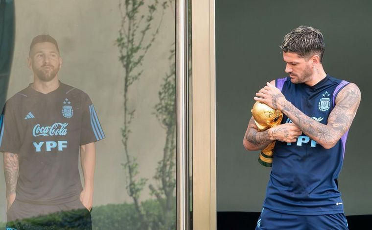 FOTO: La foto que publicó De Paul junto a Messi y la Copa del Mundo. (@rodridepaul)