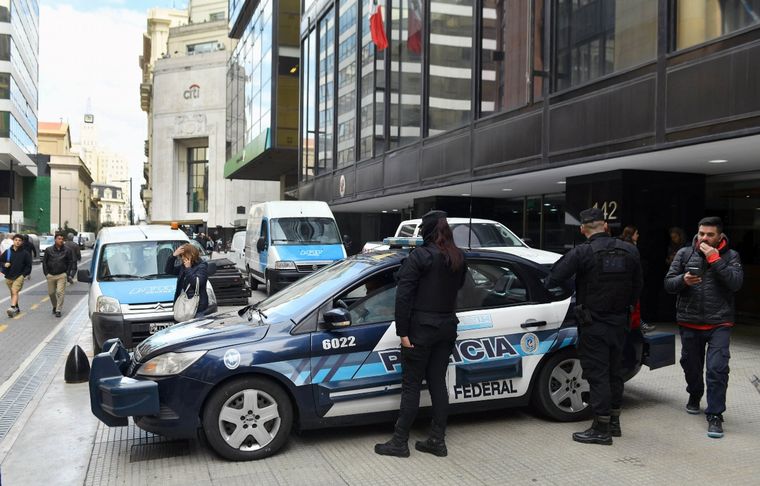 Tres ciudadanos chinos fueron detenidos con 400 mil dólares en efectivo.