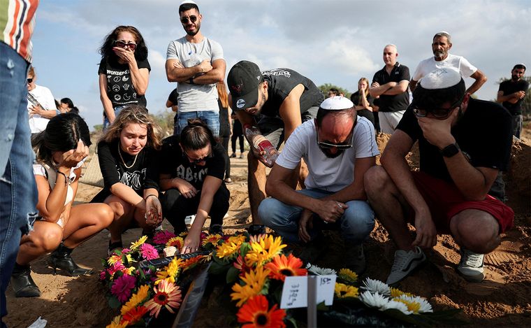 FOTO: La gente llora junto a la tumba de Eden Guez, quien fue asesinada en Gaza. 