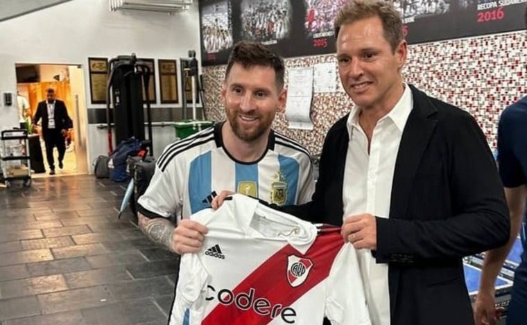 FOTO: Lionel Messi junto a Jorge Brito, con la camiseta de River Plate.