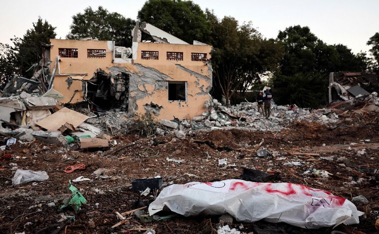 Un cadáver yace en el suelo tras una infiltración masiva de Hamas en el sur de Israel