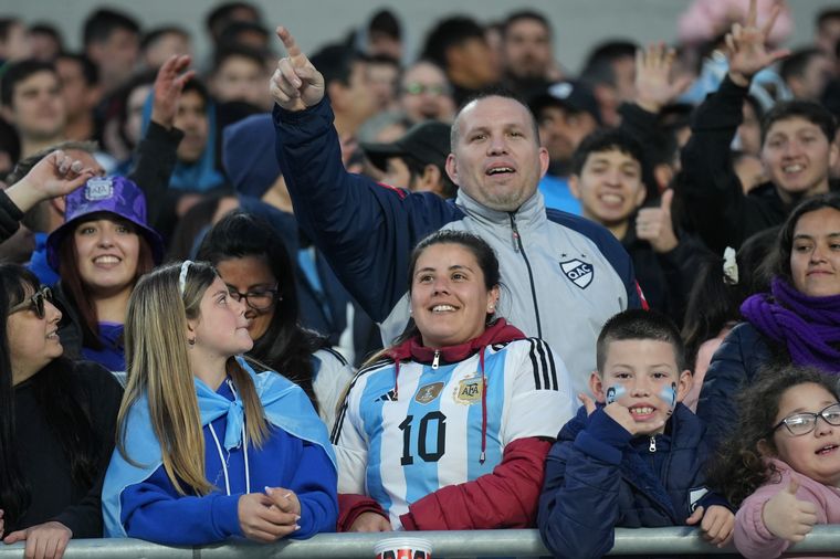 Los hinchas argentinos coparon el Monumental. 