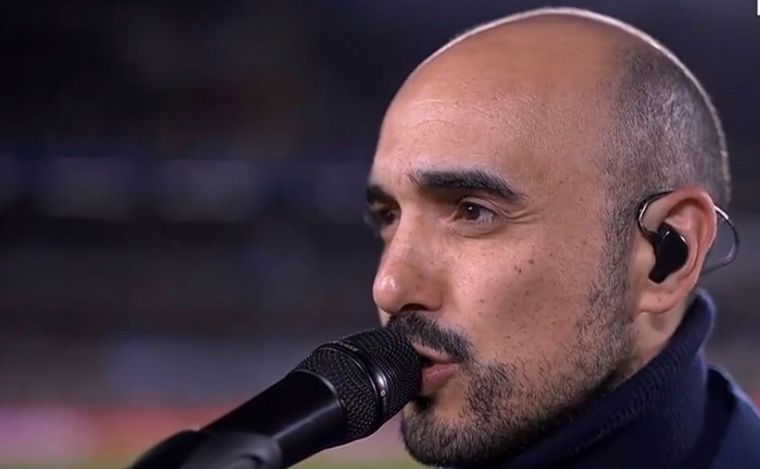 FOTO: Abel Pintos volvió a ser el encargado de cantar el himno. (Foto: Captura transmisión)