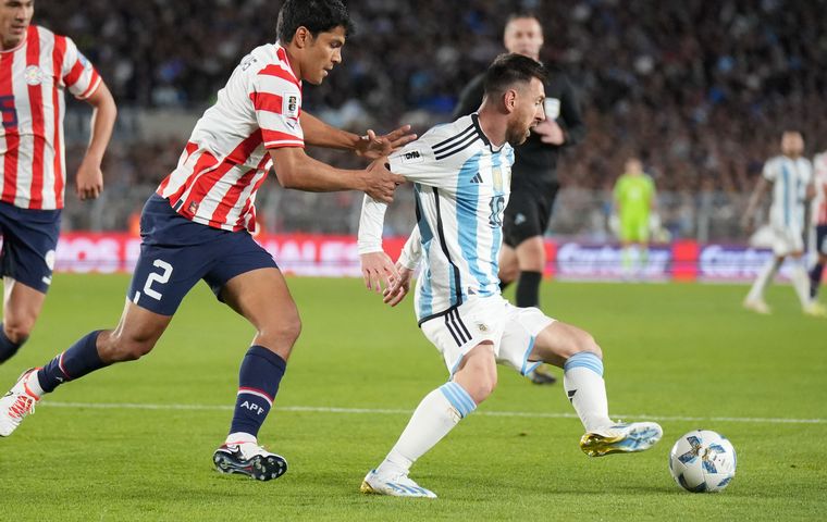 FOTO: Messi sumo minutos en la victoria ante Paraguay. 