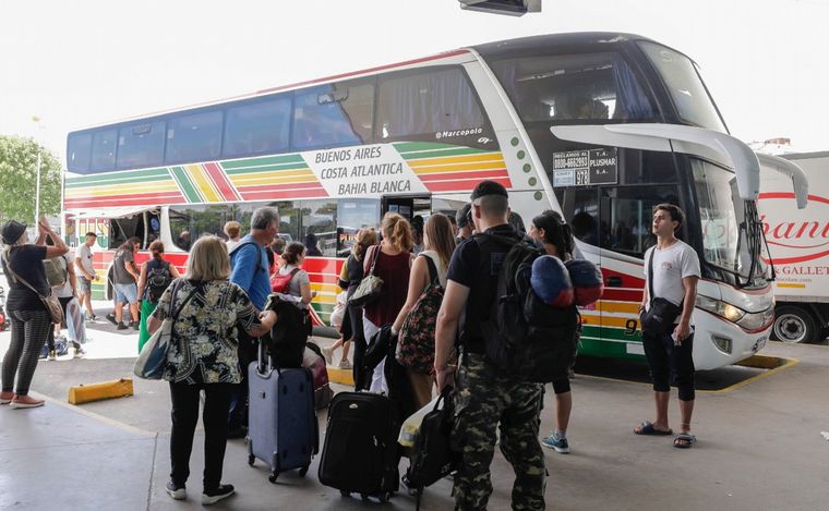 Turistas se movilizan por todo el país en el fin de semana largo. (Foto: NA)