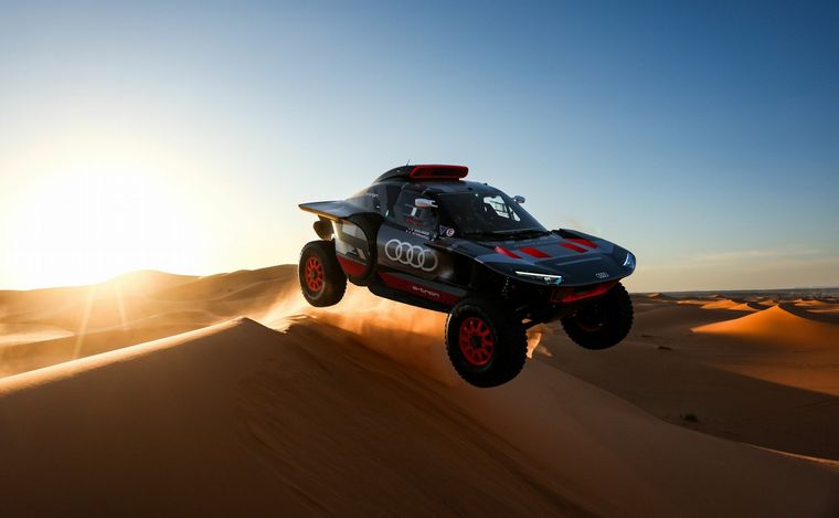 FOTO: El Audi RS Q e-tron volando en las dunas marroquíes durante el ensayo de Audi Sport