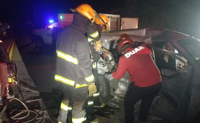 Está muy grave la joven que sobrevivió al siniestro vial en Villa Rumipal. (Policía)