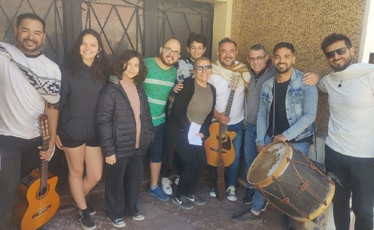 Natalia fue sorprendida con una serenata de Los Trajinantes y ganó varios premios.