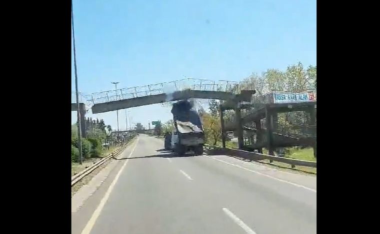 Un camión con el remolque levantado derribó un puente en Buenos Aires. (Captura)