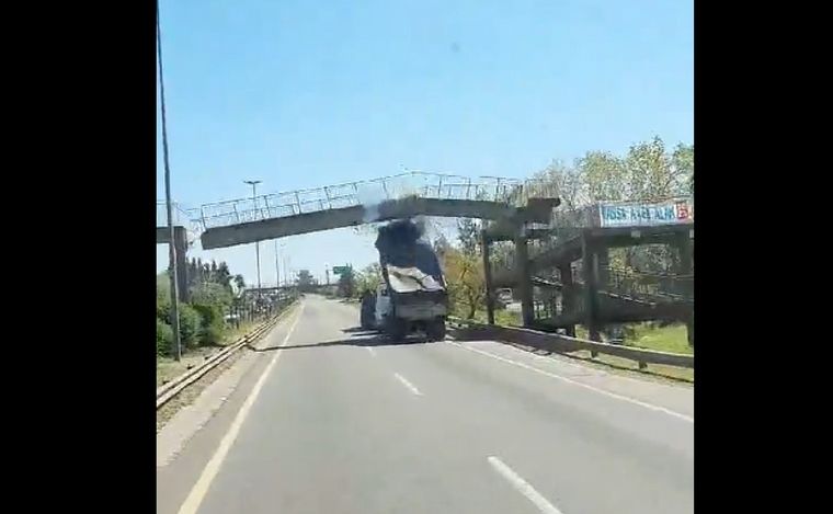 FOTO: Un camión con el remolque levantado derribó un puente en Buenos Aires. (Captura)