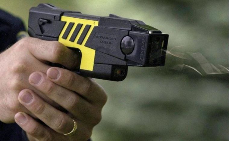 FOTO: La Policía de la Ciudad de Buenos Aires usó por primera vez las pistolas taser.