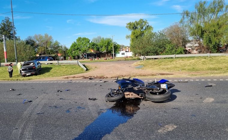 Choque entre una camioneta y una moto en autopista Rosario - Buenos Aires.