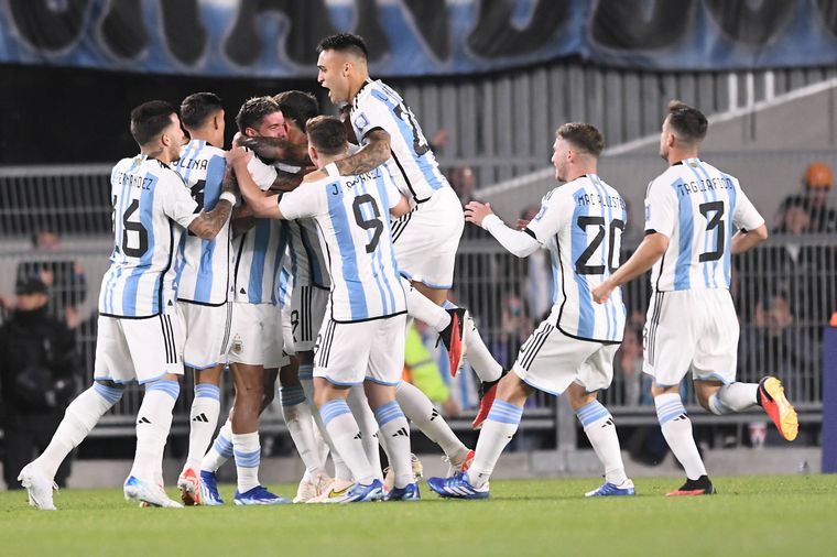 FOTO: La selección Argentina festeja el tanto de Otamendi.