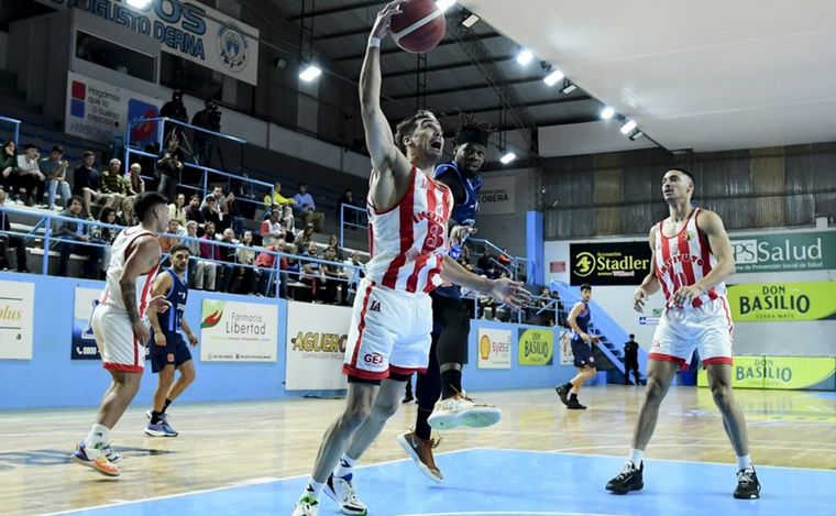 Instituto no pudo ante Deportivo San José de Paraguay en su debut. (Foto: FIBA)