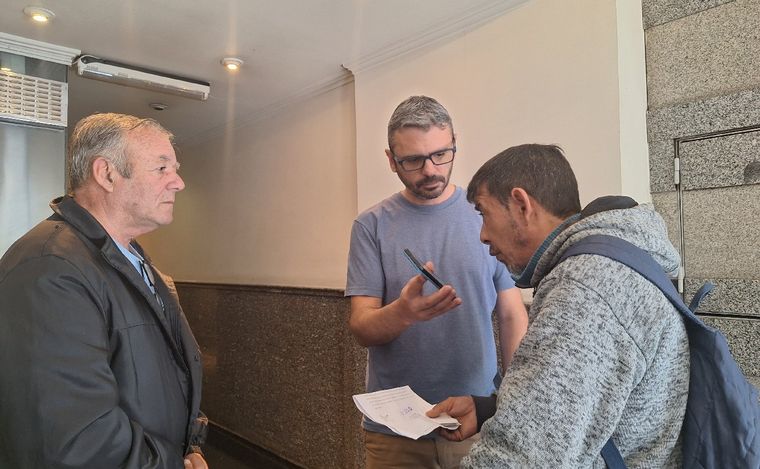 El pedido de dos trabajadores, unidos por su complicada situación.