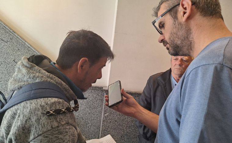 El pedido de dos trabajadores, unidos por su complicada situación.