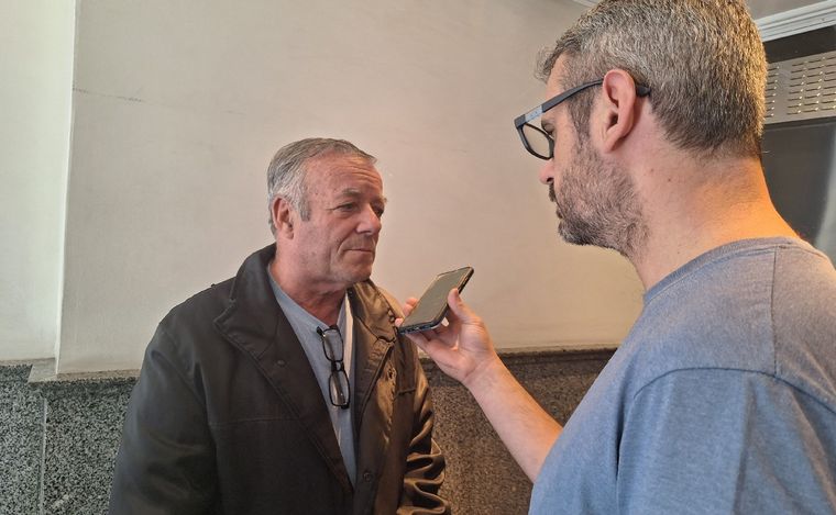 El pedido de dos trabajadores, unidos por su complicada situación.