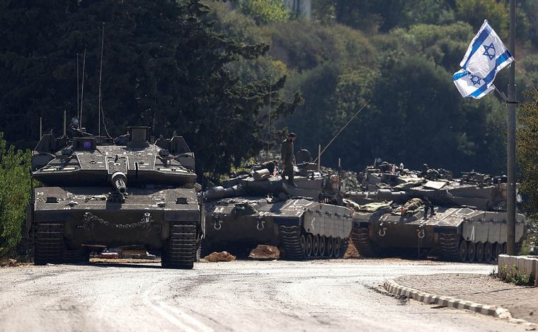 FOTO: Tanques israelíes se ubican en la frontera entre Israel y Líbano. (Foto: Télam)