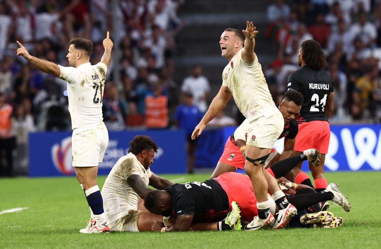 FOTO: Inglaterra venció a Fiji y se metió en semis del Mundial.