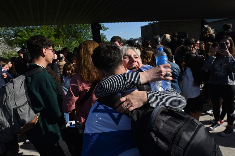 FOTO: El emotivo reencuentro de los argentinos evacuados de Israel con sus familias