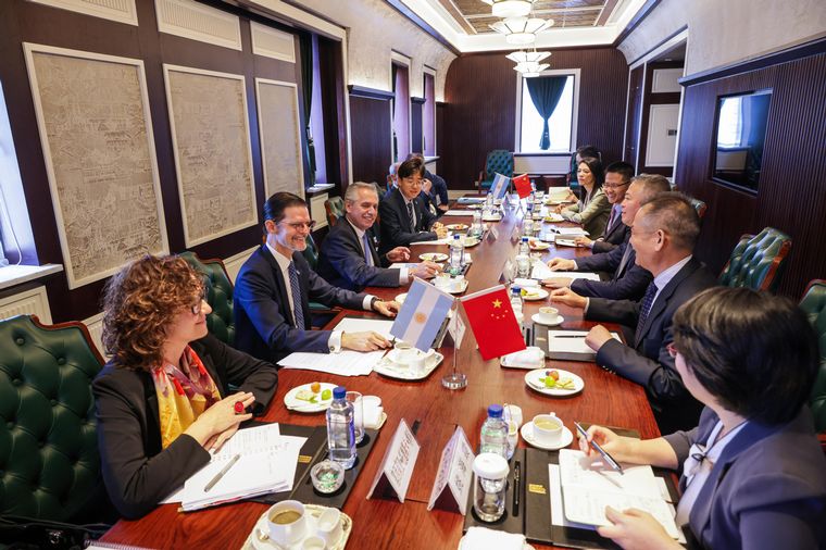FOTO: Fernández, en China: hará una bilateral con Xi Jinping y se reunirá con Rousseff