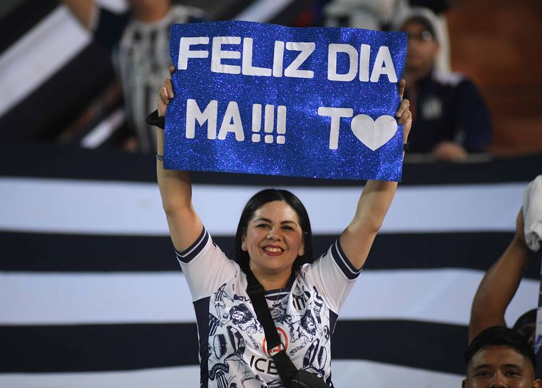 Una hincha del "Matador" saludando por el día de la madre.