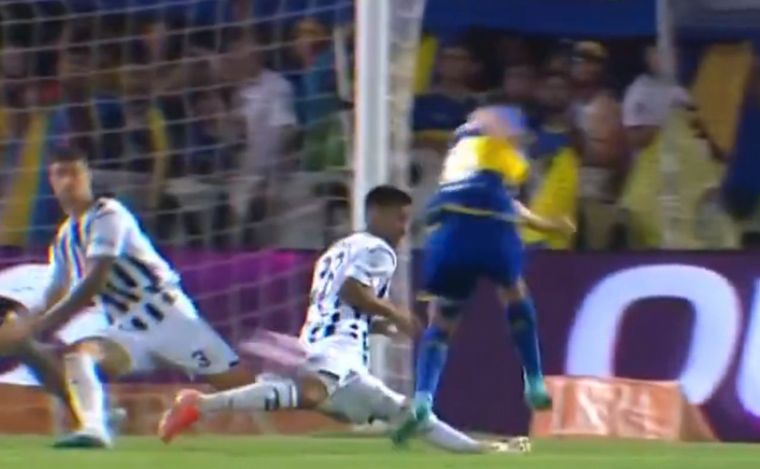 La segunda jugada polémica que todo Boca reclamó. (captura)