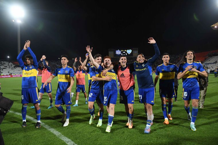 FOTO: Los jugadores de Boca celebran el pase a la próxima fase.