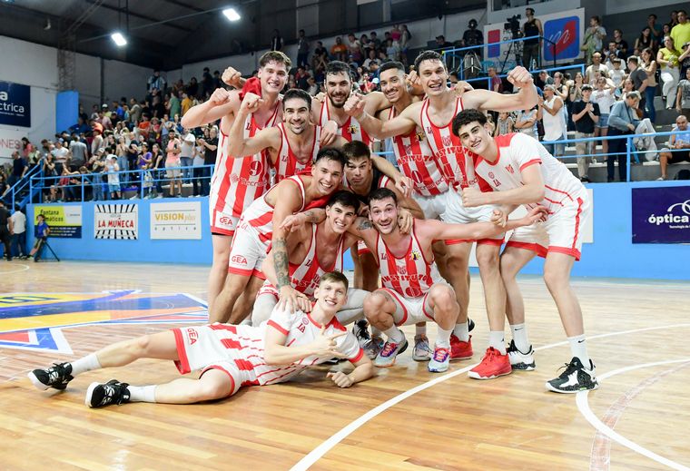 El plantel albirrojo festeja el pase a la siguiente instancia. (IACC)