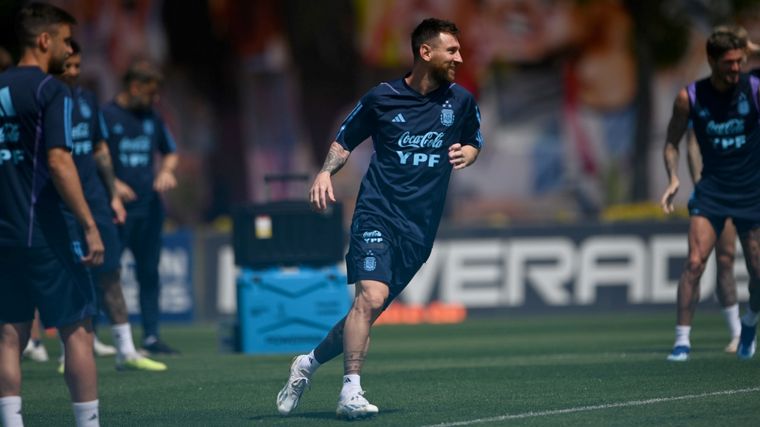 FOTO: Se completa el plantel argentino y Scaloni define el 11 para enfrentar a Uruguay