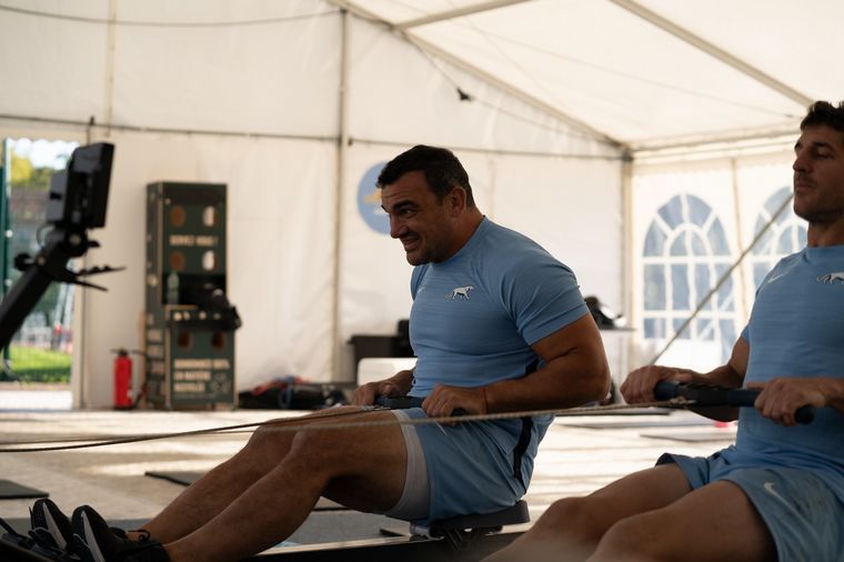 Los Pumas volaron a París y se preparan para el encuentro de semifinales.