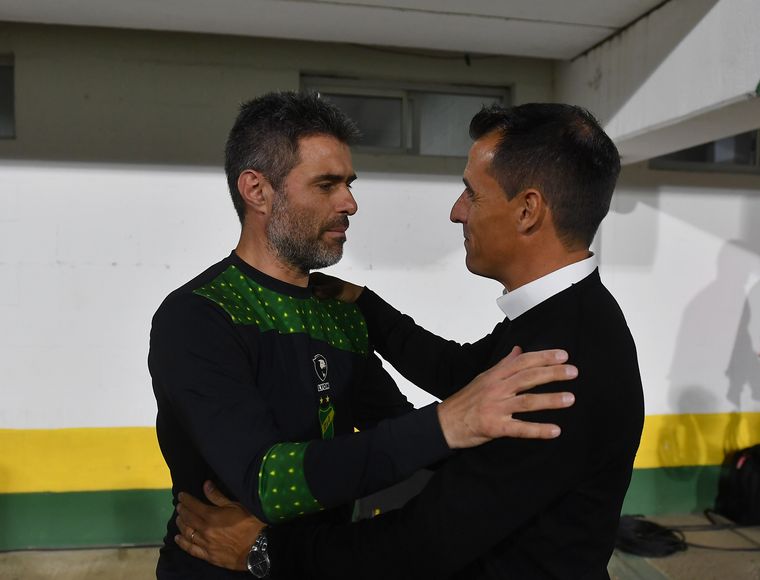 Farré y Vaccari, en el saludo antes del partido.