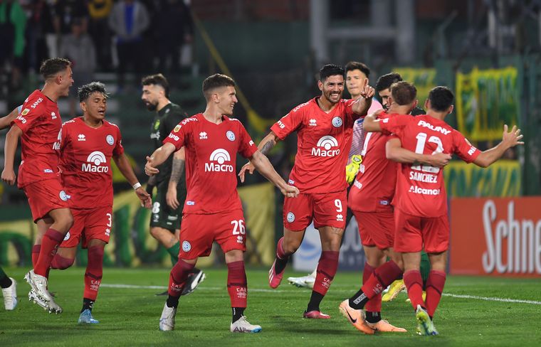 FOTO: Los jugadores de Belgrano celebran uno de los goles en Varela.