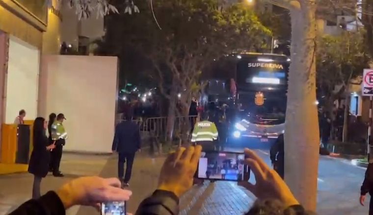 La selección, al arribar al hotel en Lima.