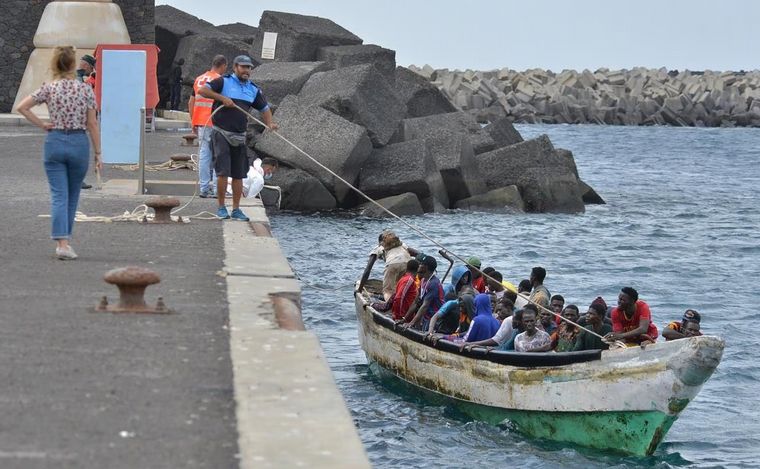 FOTO: Un barco de Migrantes se acerca a la costa de las Islas Canarias. (Europa Press)