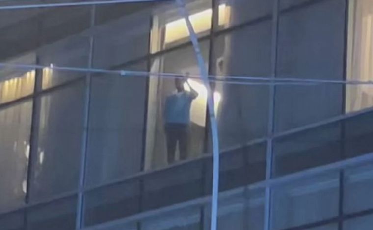 Lionel Messi saluda desde el hotel a los hinchas de Perú (Foto: @pasefiltradope).