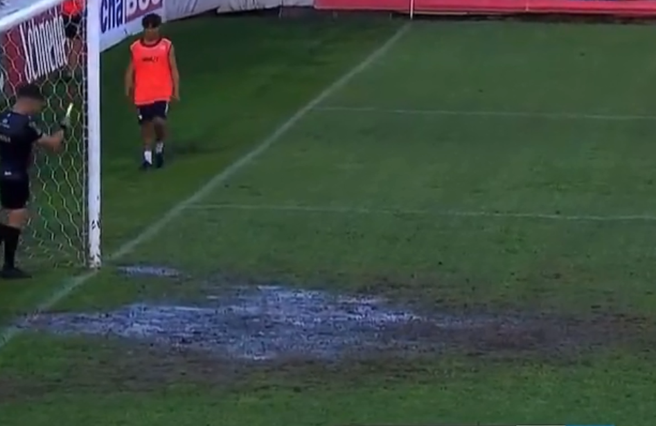 FOTO: Ascenso en estado puro: regaron el área chica donde defendería el visitante