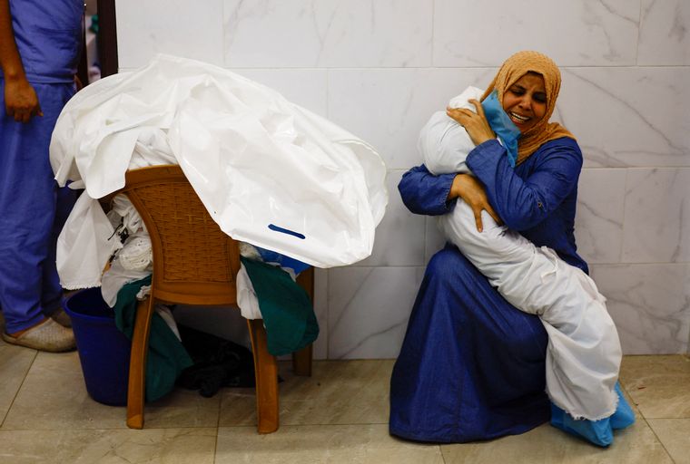 FOTO: El hospital Al Ahli estaba abarrotado de pacientes y de desplazados palestinos.  
