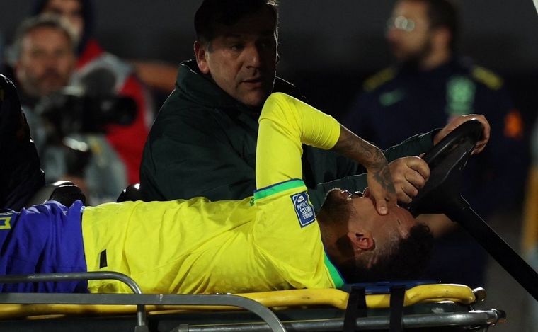 FOTO: Entre lágrimas, el astro de Brasil salió con ayuda de los médicos. @FabrizioRomano