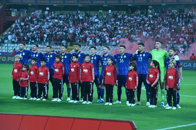 FOTO: Los jugadores de Argentina, en el momento del himno.