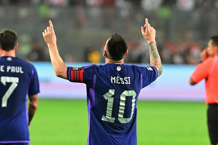 FOTO: Messi anotó los dos goles para Argentina.